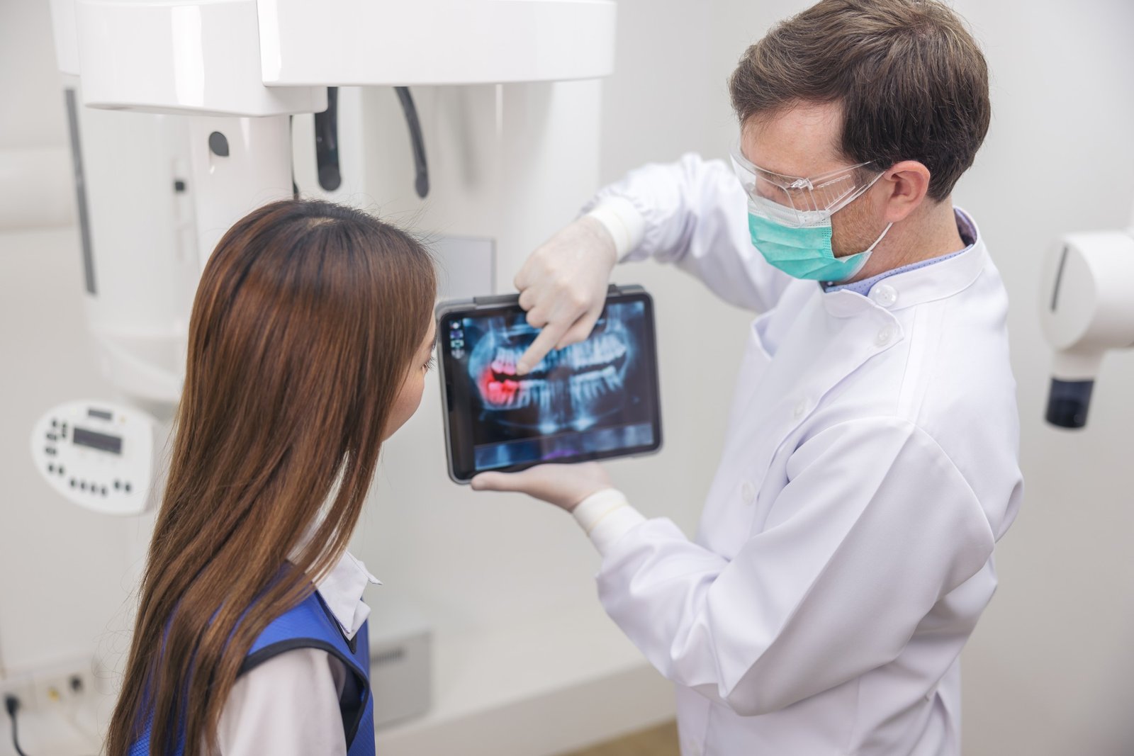 a-dentist-uses-a-tablet-to-show-a-patient-her-x-ray_t20_G7XmO6